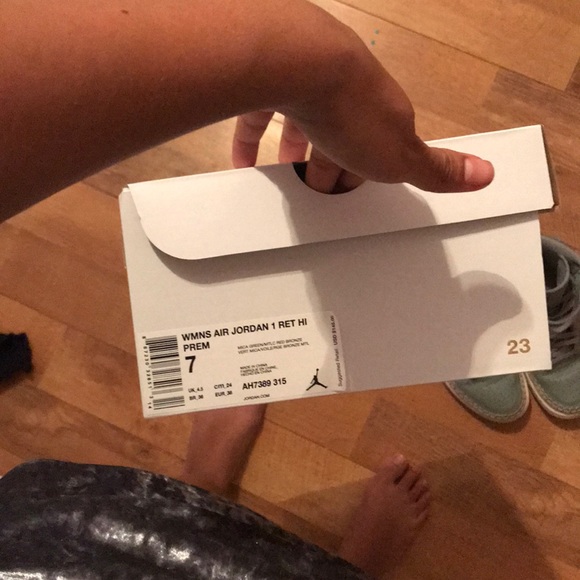 Air Jordan 1 Retro High Premium Women's Shoe - Picture 5 of 5